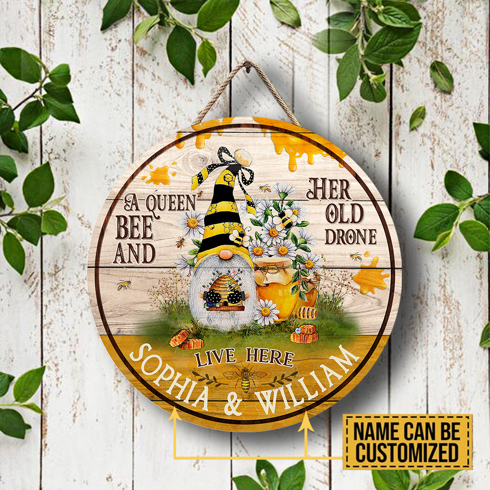 Personalized A Queen Bee And Her Old Drone Live Here Wood Round Sign