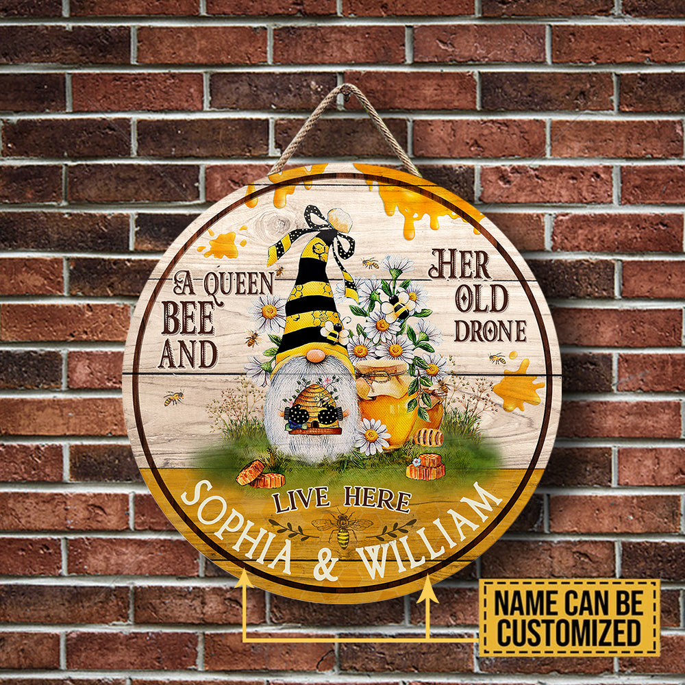 Personalized A Queen Bee And Her Old Drone Live Here Wood Round Sign